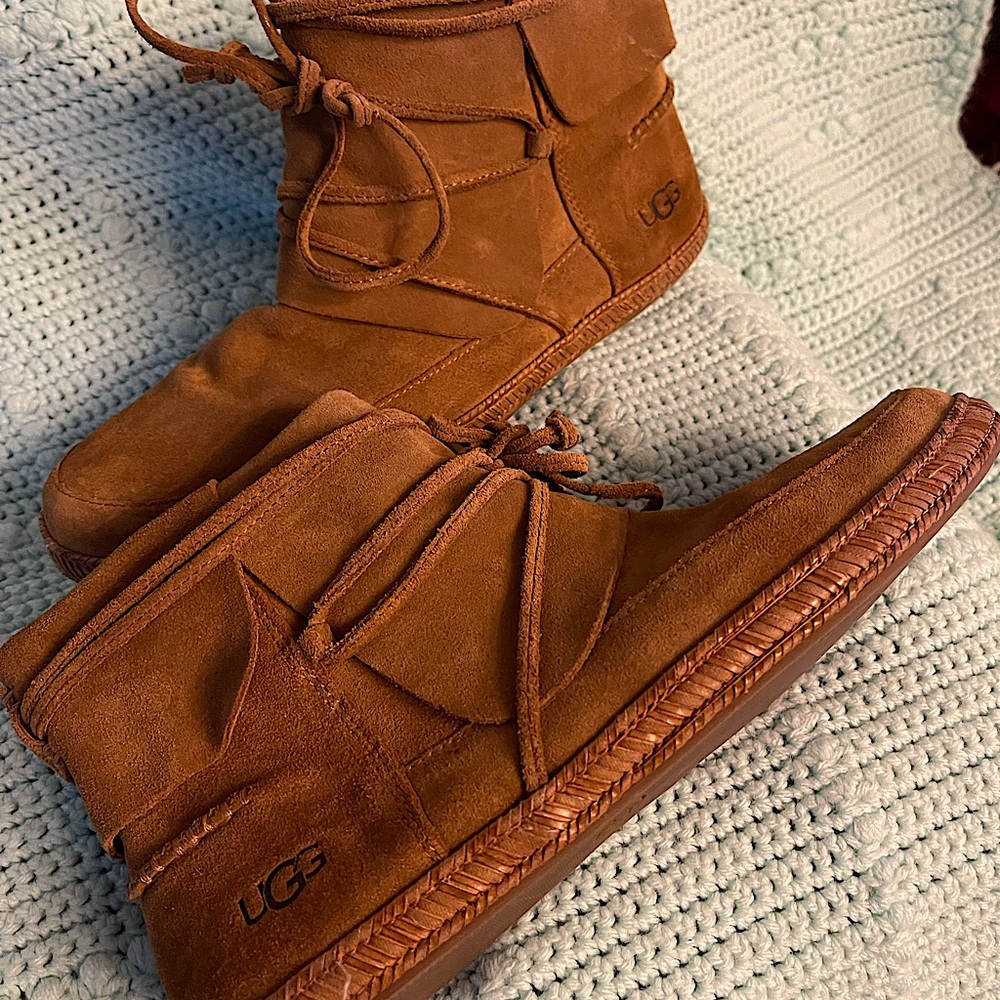 UGG women’s Reid suede flat moccasin boots size 10